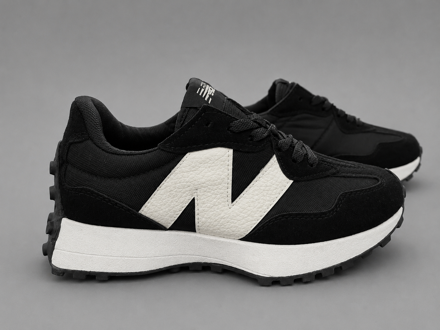 Sneakers damă negri cu logo alb – Confort și stil pentru fiecare zi