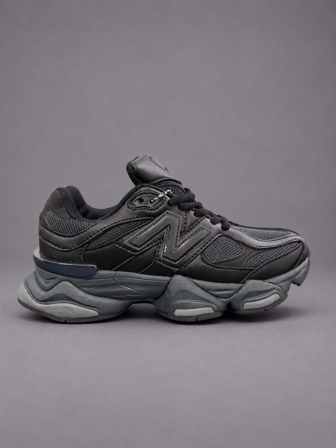 Sneakers Damă Negri din Piele – Design Urban Modern, Talpă Chunky și Detalii Ton pe Ton